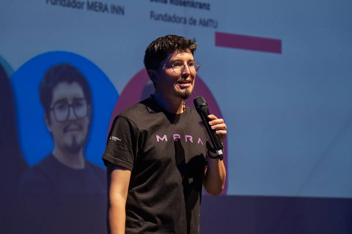 Thomas Contreras, fundador de MACA, habla con micrófono en el escenario de MadeInnConce 2025