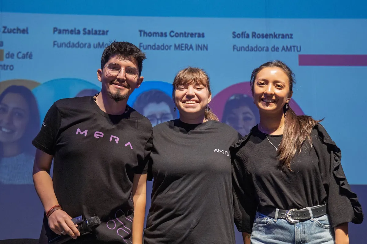 Parte del equipo que presentó el encuentro de personas mayores en MadeInnConce 2025, frente a la pantalla con los nombres de las fundadoras y el fundador