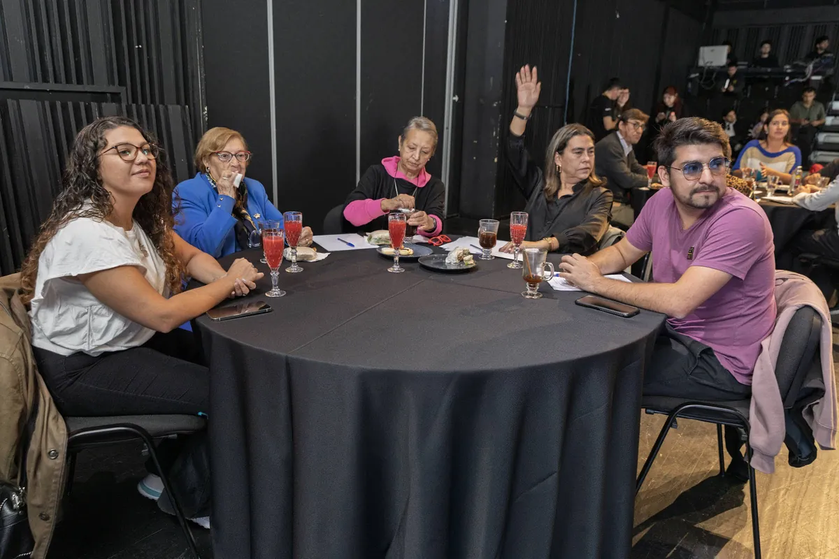 Mesa con participantes jóvenes y mayores durante el encuentro intergeneracional de MadeInnConce 2025