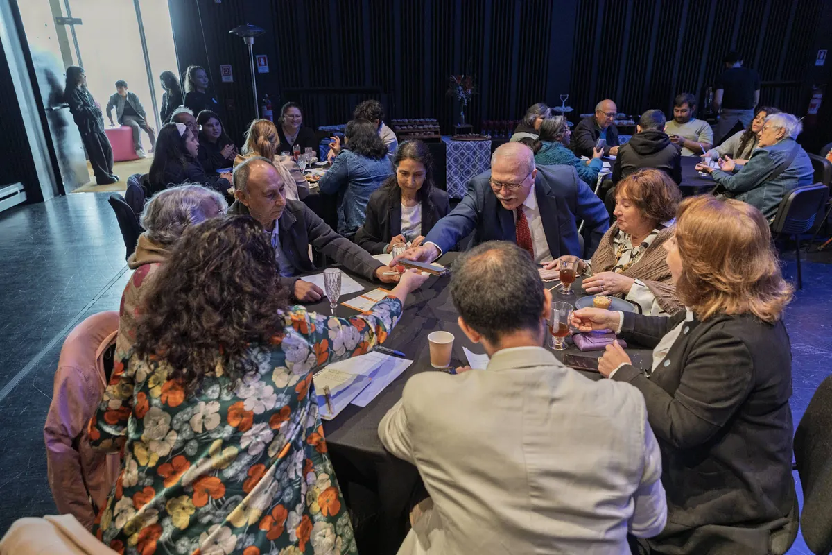 Personas mayores conversan alrededor de una mesa durante el encuentro de MadeInnConce 2025