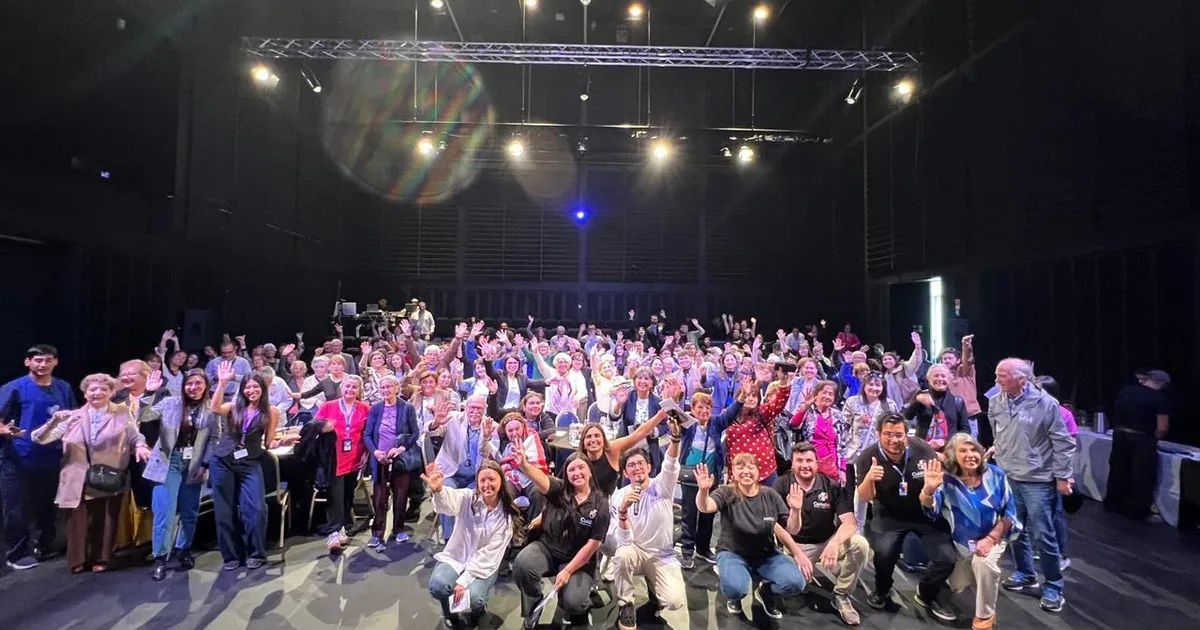 Foto grupal de las personas mayores y el equipo organizador del encuentro Nueva Longevidad en MadeInnConce 2026, en el Teatro Biobío
